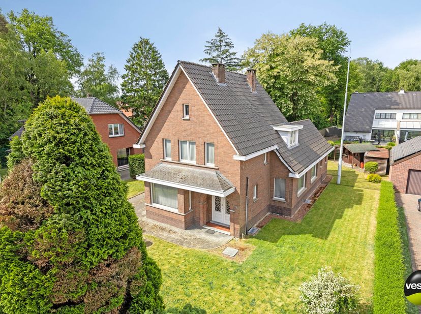 In een rustige buurt, op het einde van een doodlopende straat ligt deze charmante open bebouwing op een knap perceel van 6a 57ca. Met een bewoonbare o
