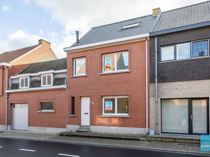 Te koop te Haaltert: Deze gezellige gesloten bebouwing met centrale ligging .&lt;br /&gt;
Aan deze woning werd in 2012 de keuken vernieuwd en in 2015 een ni