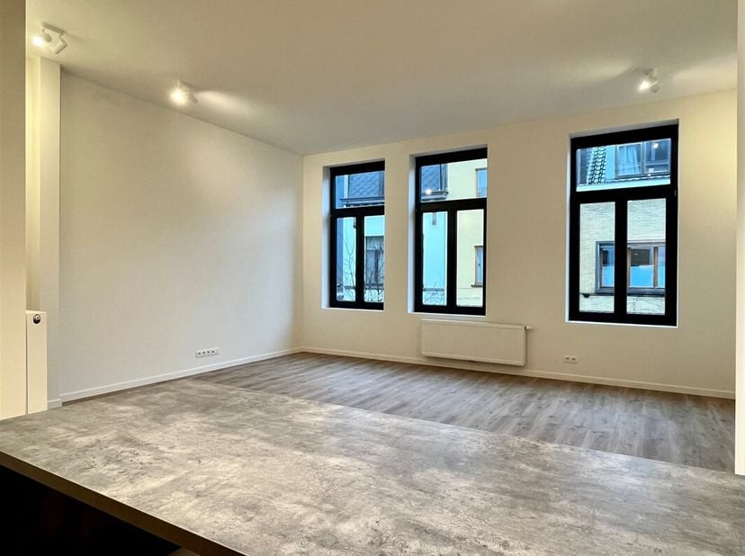 Nouvel appartement dans un immeuble entièrement rénové!&lt;br /&gt;
Cet appartement, situé dans un bâtiment classique entièrement rénové, comprend une chamb
