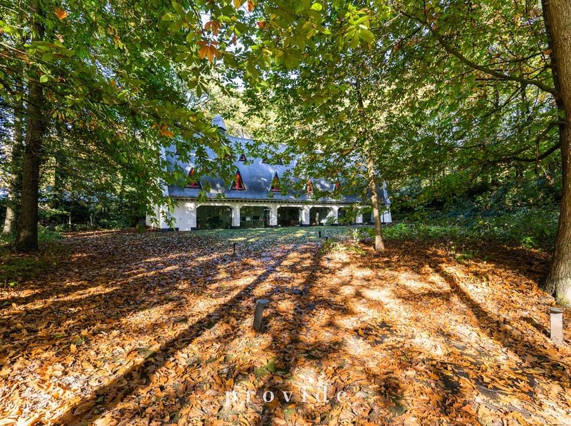 Deze uitzonderlijke villa, naar een ontwerp van Edgar Magerman, werd in 1930 gebouwd met een bewoonbare oppervlakte van 600 m² op een perceel van maar