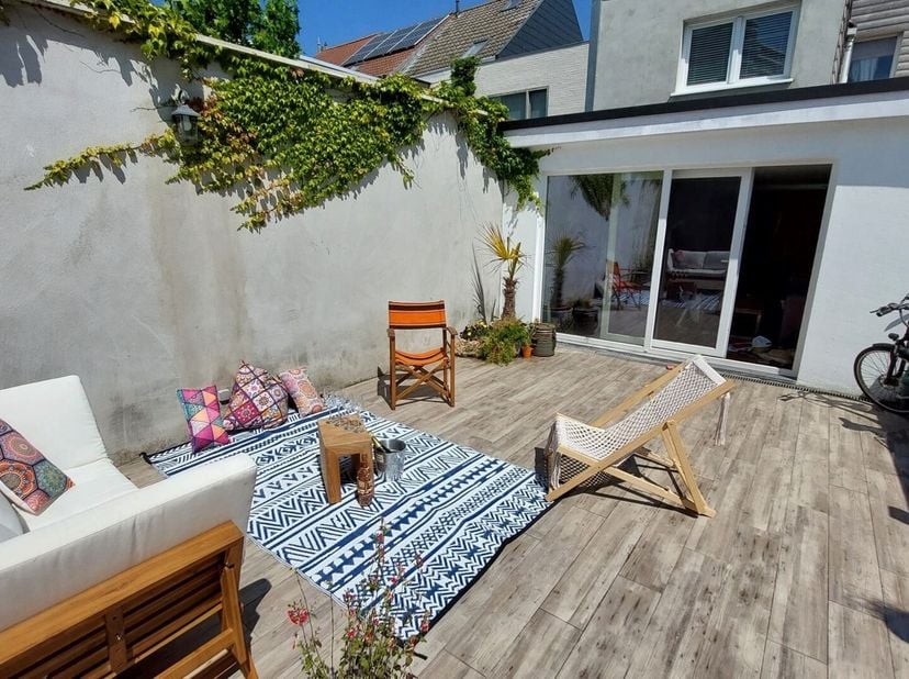 Authentiek, gerenoveerd huis met Zuid-West Georiënteerde Tuin. Deze prachtig gerenoveerde rijwoning combineert moeiteloos authentieke charme met moder