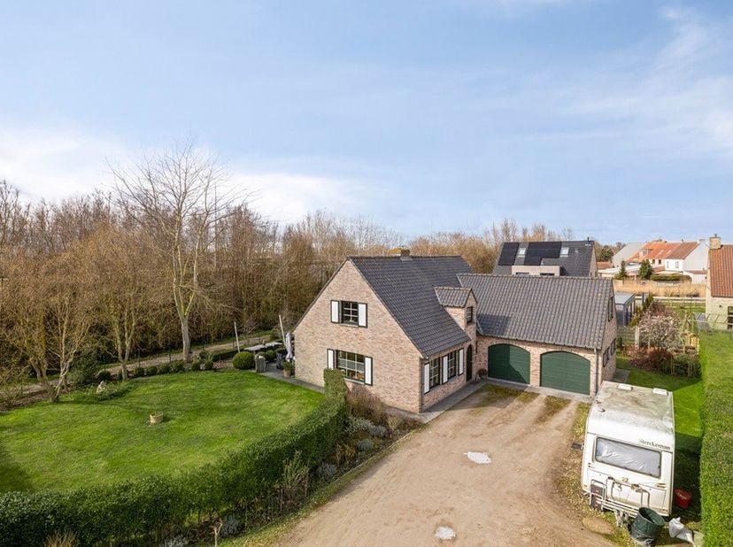 VEURNE: Stijlvolle en tijdloze villa in residentiële wijk met 4 slpks (waarvan 1 glvl.), 2 badk., dubbele garage en zonnige inplanting op 1.034m² gron