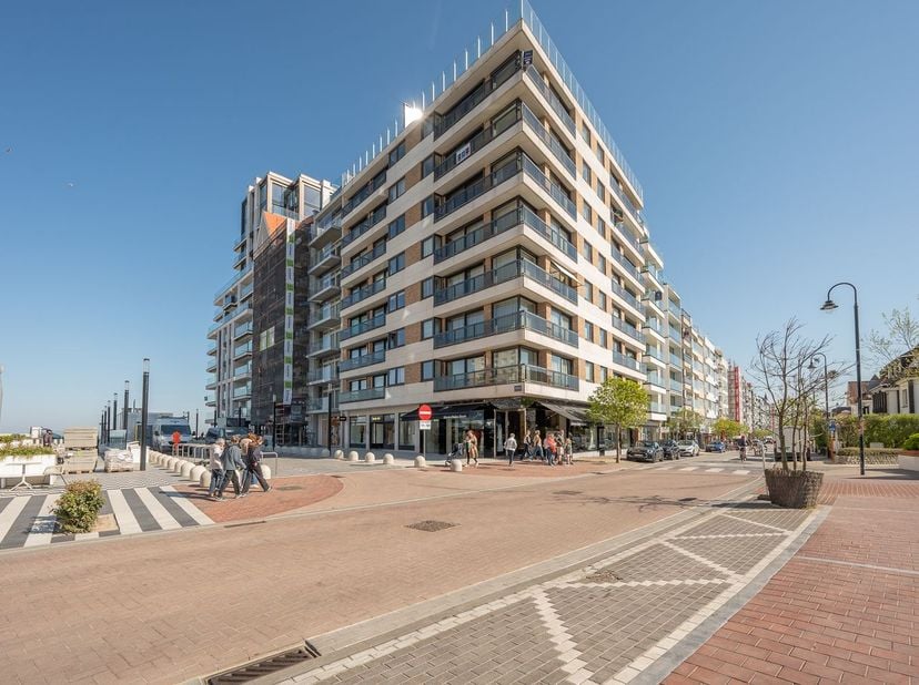 Instapklaar appartement met kwalitatieve afwerking, zeer aangenaam en open uitzicht en vlakbij het place m’a-tu vu plein. Het appartement op de eerste