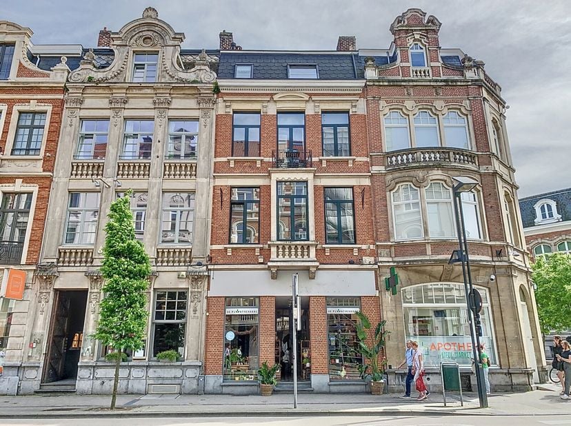 Deze mooie commerciële ruimte is gelegen op een ideale locatie op de begin van de drukke Bondgenotenlaan. Door de dagelijks grote passage, van en naar
