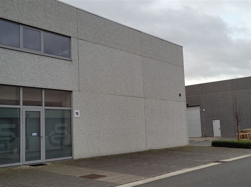 Goed gelegen opslagruimte met bureel, keuken en toilet.&lt;br /&gt;
190m² + 75m² (opslag 1e verdiep)&lt;br /&gt;
Vlot bereikbaar. Mooi afgewerkt.&lt;br /&gt;
Sectionale