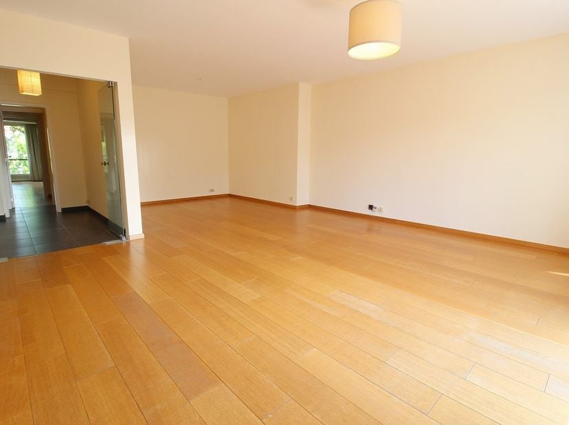 !! Désolé, déjà loué !! Proximité square Vergote. Appartement 2 chambres aux volumes très confortables et dont la localisation devrait vous apporter s