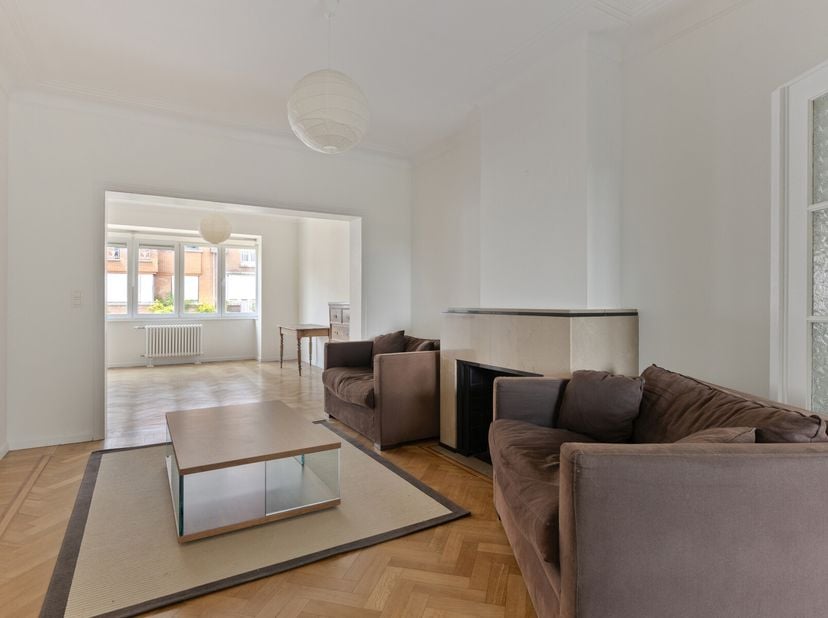 Découvrez cet appartement duplex lumineux et spacieux situé au deuxième étage d&#039;un petit immeuble dans un quartier calme et verdoyant d&#039;Auderghem.Le p