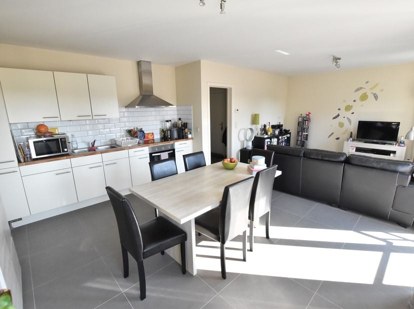 Locatie&lt;br /&gt;
Deze woning is ideaal gelegen en biedt snelle toegang tot de E429, het station, winkels en scholen. Een bevoorrechte locatie die comfort