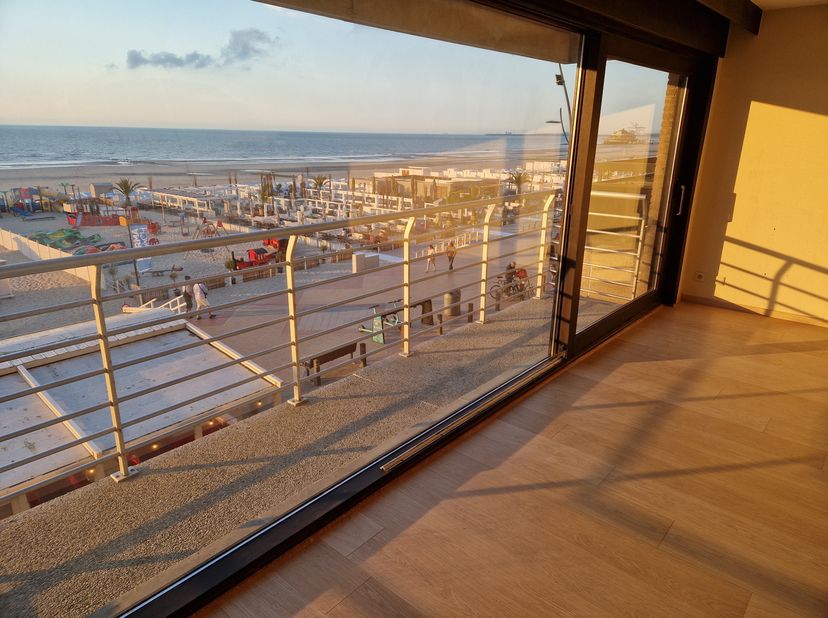 FRONTAAL ZEEZICHT + GARAGE, 2de verdieping op toplocatie !&lt;br /&gt;
Wonen onmiddellijk aan het strand, met elke dag opnieuw een adembenemend uitzicht op