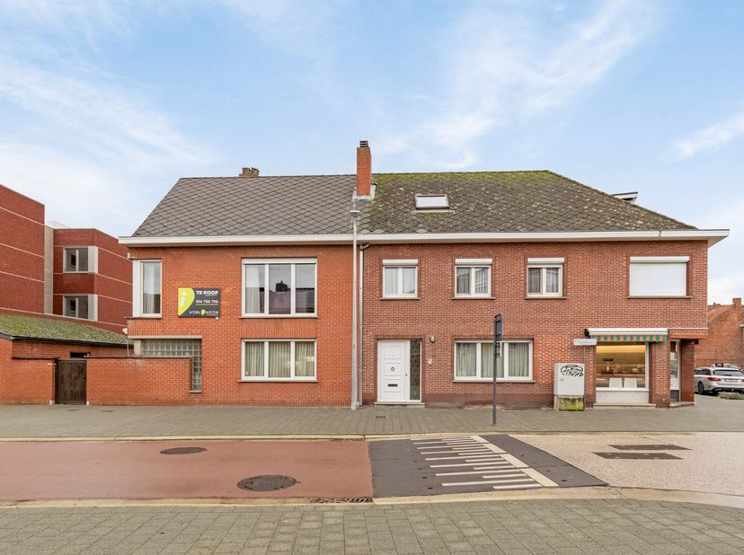 Deze hoekwoning met handelsruimte is gelegen in een gezellige buurt in het hart van Mol. De handelswoning heeft een strategische ligging nabij andere