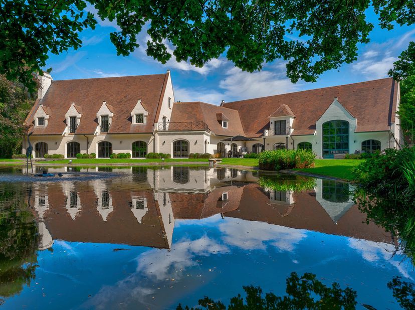 Cette villa exceptionnelle est située sur un terrain de 9.791 m² dans une rue calme de Grimbergen, près de Bruxelles. La propriété, en excellent état,
