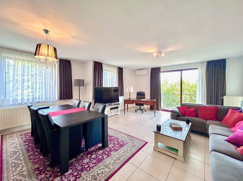 *** OPTION - DANS L&#039;ATTENTE DE LA SIGNATURE DU COMPROMIS ***  TRIOR Waterloo a le le plaisir de vous proposer ce magnifique appartement 3 chambres, pa
