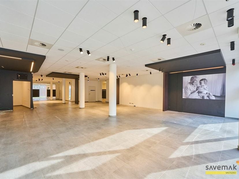 Zeer centraal gelegen aan de kleine ring rond Lommel Centrum!&lt;br /&gt;
In totaal 281m² (volledig afgewerkt)!&lt;br /&gt;
Aangezien er twee toegangsdeuren zijn,