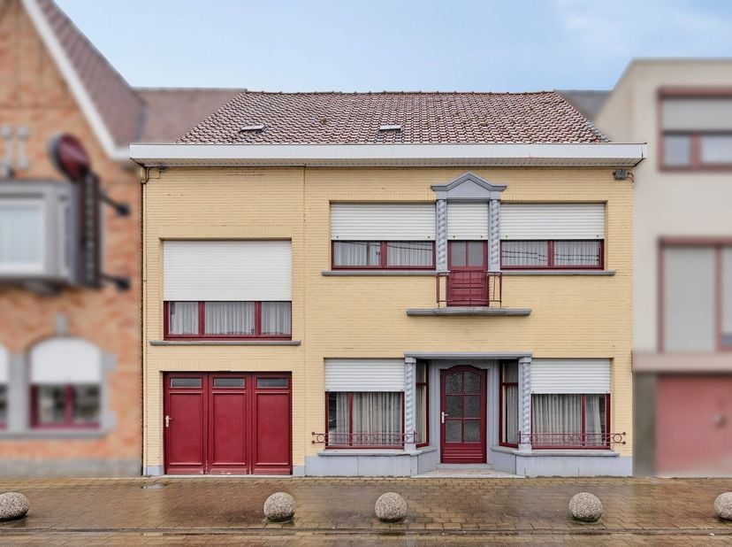 Heel ruim te renoveren huis met 3 kamers te koop centrum in Beveren-Leie. Dit huis beschikt over een ruime inpandige garage en is gunstig gelegen nabi