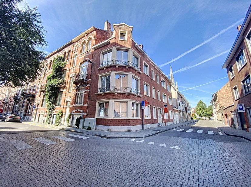 Charmant, gerenoveerd appartement met twee slaapkamers.&lt;br /&gt;
Dit appartement werd recent gerenoveerd met behoud van authentieke elementen zoals de vi