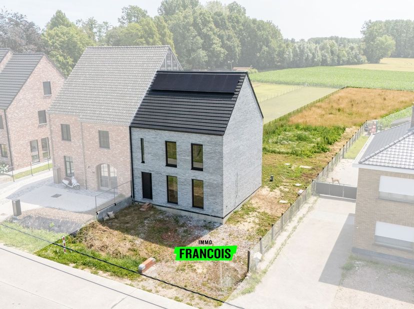 Welkom in Bavegem, een charmante deelgemeente van Sint-Lievens-Houtem, waar rust, ruimte en modern wooncomfort samenkomen. Deze halfopen nieuwbouwwoni