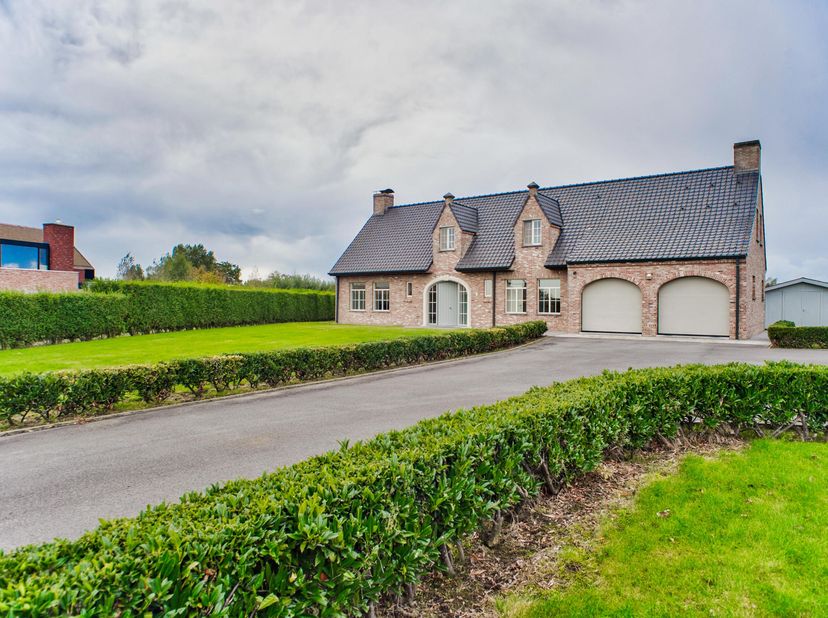 Villa avec 4 chambres, 2 salles de bains et jardin orienté au sud à Beveren (Roeselare).&lt;br /&gt;
La maison a la disposition suivante:&lt;br /&gt;
- Hall d&#039;ent