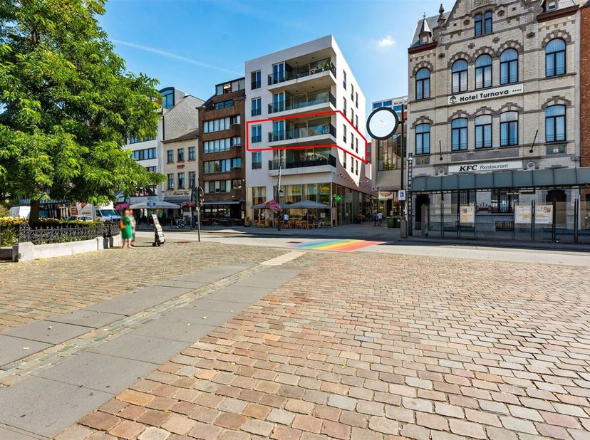 Luxueus en ruim appartement (126 m²) met overdekt terras van 15 m² met knap zicht over de Grote Markt&lt;br /&gt;
Gelegen in de bruisende stadsomgeving Turn