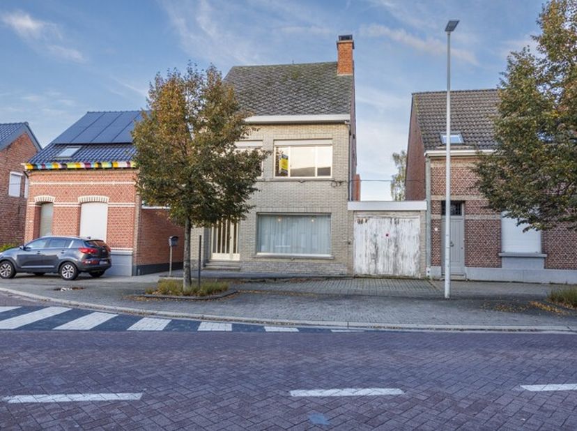 TE RENOVEREN WONING &lt;br /&gt;
 &lt;br /&gt;
Indeling:   &lt;br /&gt;
- Gelijkvloers: inkomhal, vestiaire, leefruimte, keuken met bijkeuken, badkamer, toilet;  &lt;br /&gt;