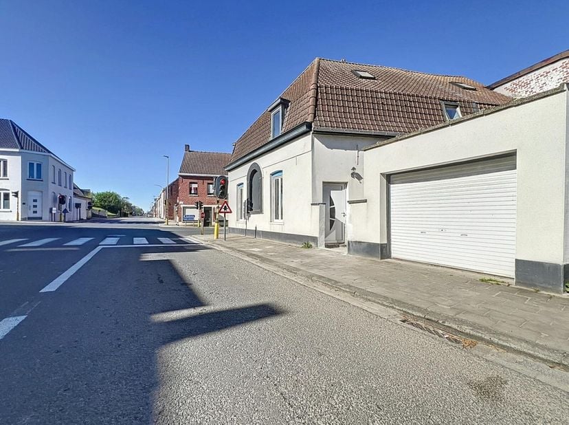 Située dans un quartier agréable et central de Lauwe, cette jolie construction 3 façades entièrement rénovée en 2024 allie espace, modernité et confor