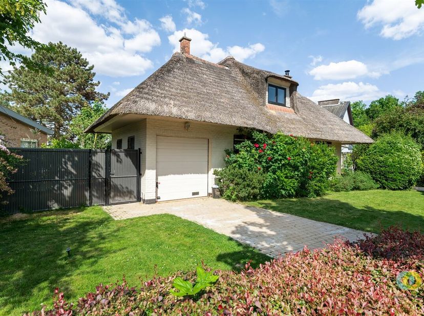 Gelegen met zicht op het domein 3 fonteinen geniet u van de prachtige groene omgeving rond deze charmante villa. De aangelegde tuin met het grote terr