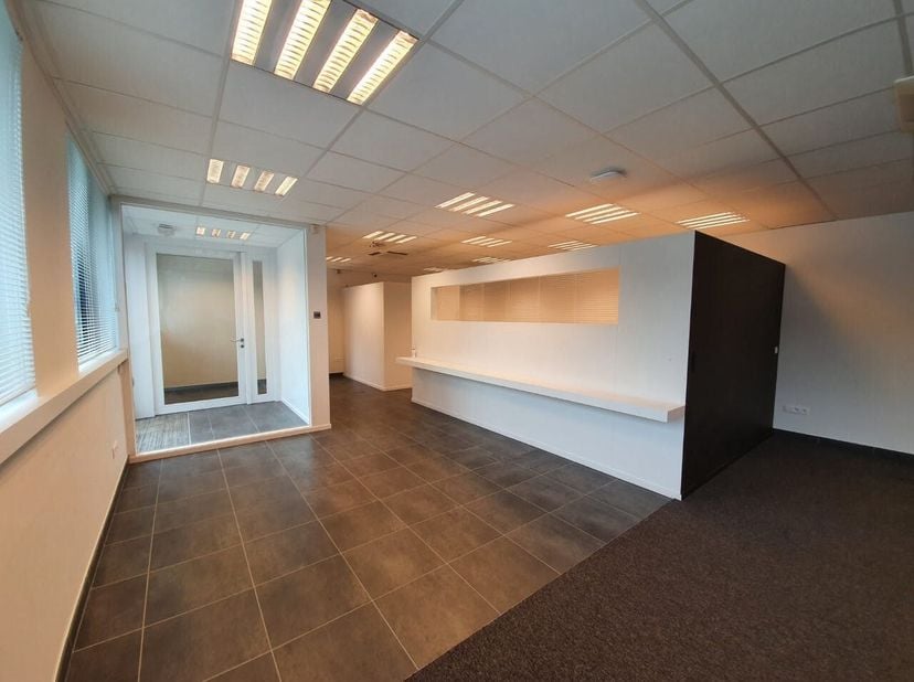 Bureau moderne et récent (unité 4 - 218m²) à louer situé au Pathoekeweg 9 dans le centre d&#039;affaires de l&#039;ancien site Philips à Bruges.&lt;br /&gt;
Finition
