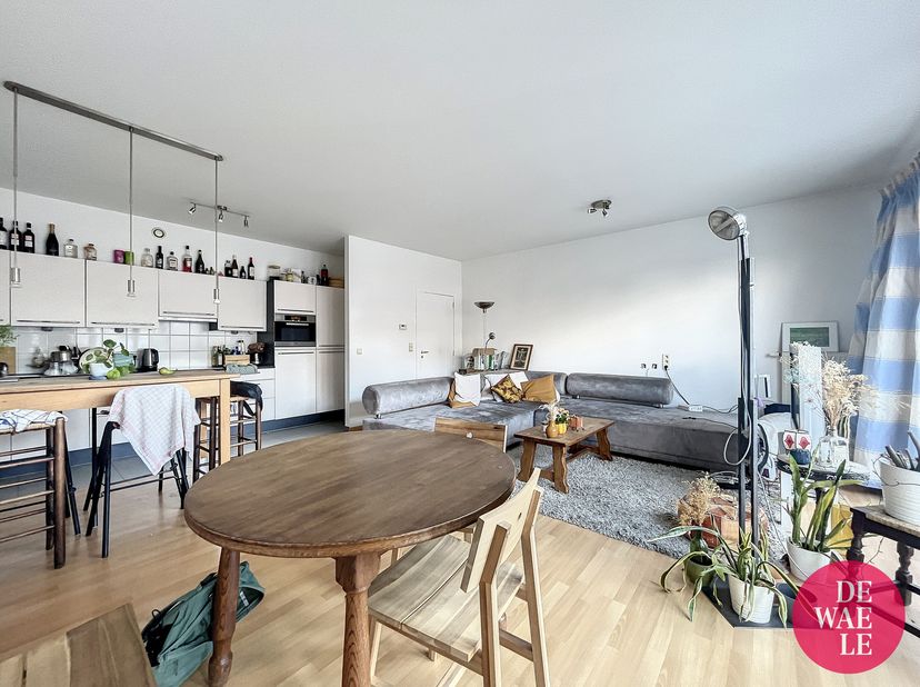 In de trendy Dansaertwijk, met zicht op het kanaal, ruim 3-slaapkamerappartement (±120m²) in recent gebouw met gemeenschappelijke tuin. Vlakbij metroh