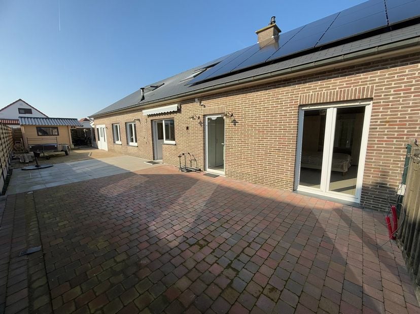 Deze energiezuinige, vernieuwde (2021-2025) halfopen villa heeft een TOPLIGGING: vlakbij zee, tram en de jachthaven van Blankenberge! &lt;br /&gt;
&lt;br /&gt;
De