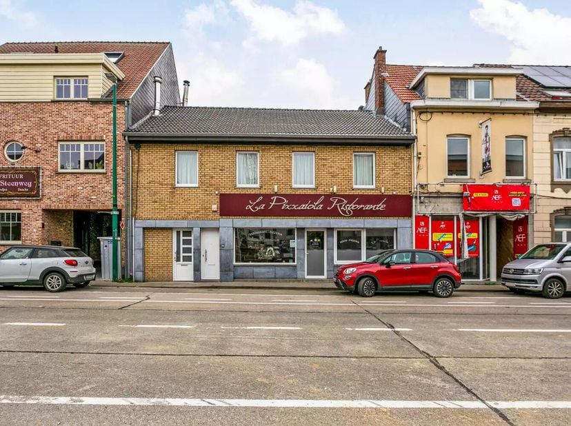 Dit ruim handelsgelijkvloers wordt momenteel uitgebaat als restaurant en is gunstig gelegen op een terrein van 5a 10ca. In het smaakvol ingerichte res