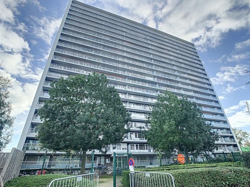 Gerenoveerd appartement te huur met twee slaapkamers en bureau!&lt;br /&gt;
Het appartement bestaat uit een inkomhal met ingebouwde vestiaire, een lichtvoll