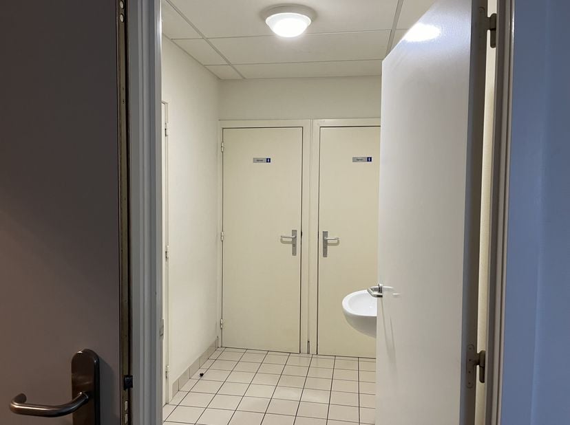 Bureaux prêts à l&#039;emploi (230 m²) à louer dans un bel emplacement le long de la Baron Ruzettelaan. Bonne accessibilité à la gare et au centre de Bruge