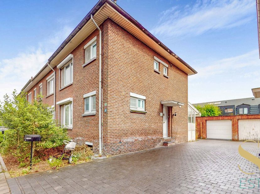In een kalme, residentiële wijk, dichtbij de Groene Beemd en het Braillard sportcentrum, presenteren we u deze charmante woning met een oppervlakte va