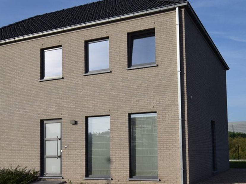 TE KOOP in Semmerzake Duffelstraat 14 aan de Grenadierslaan &lt;br /&gt;
&lt;br /&gt;
Rustig gelegen stukje bouwgrond voor halfopen bebouwing, mooi gelegen met pr
