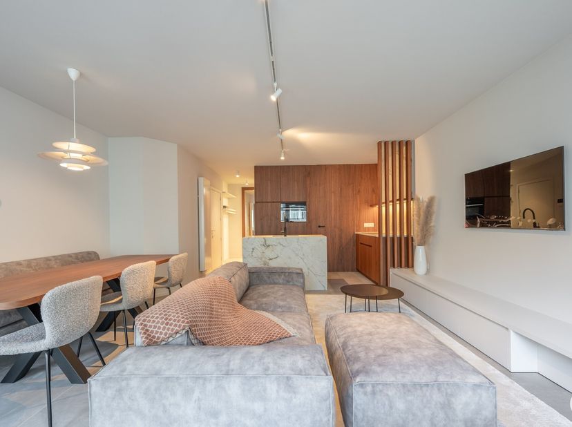 Bel appartement rénové avec vue latérale sur la mer, situé à proximité de la Place du Triangle et de la digue à Knokke.&lt;br /&gt;
Disposition:&lt;br /&gt;
Hall