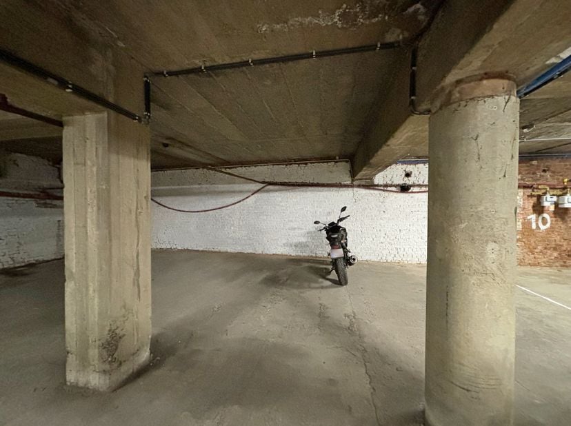 Deze 4 autostaanplaatsen zijn gelegen in de ondergrondse parking van een gebouw gelegen op de hoek met de Groenenborgerlaan en de Prins Boudewijnlaan.