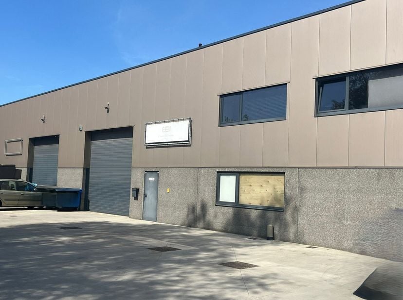 KMO Unit van 345m² voorzien van sectionaal poort. Centraal gelegen met een uitstekende bereikbaarheid. De opslagruimte ligt op 2,5km van de oprit 19 (