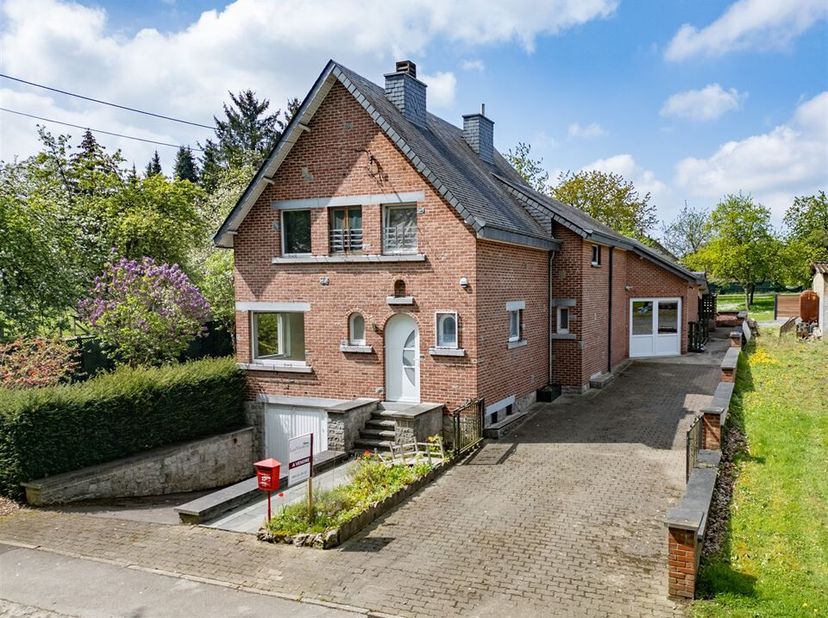 ROCHEFORT : Charmante villa 3 chambres avec jardin.&lt;br /&gt;
Habitation 4 façades, à rafraîchir partiellement, offrant des volumes intéressants.&lt;br /&gt;
Co