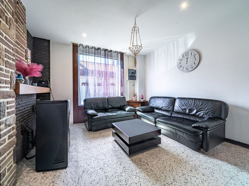 A proximité du centre du village d&#039;Estaimbourg, lAgence Leclercq vous propose cette sympathique maison 2 chambres avec garage et jardin.&lt;br /&gt;
La mais