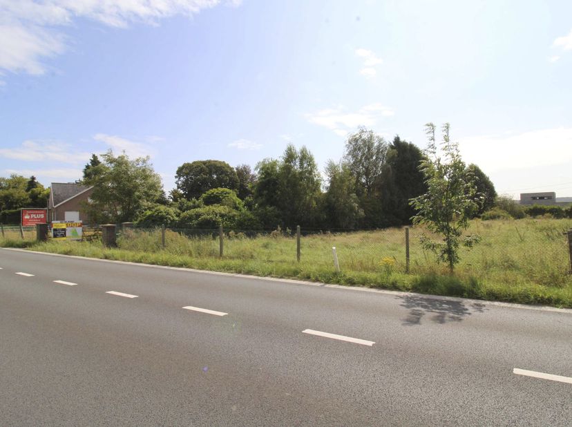 Op de verbindingsweg tussen Ninove en Geraardsbergen vindt u deze gunstig gelegen projectgrond met omgevingsvergunning voor het verkavelen in zes lote