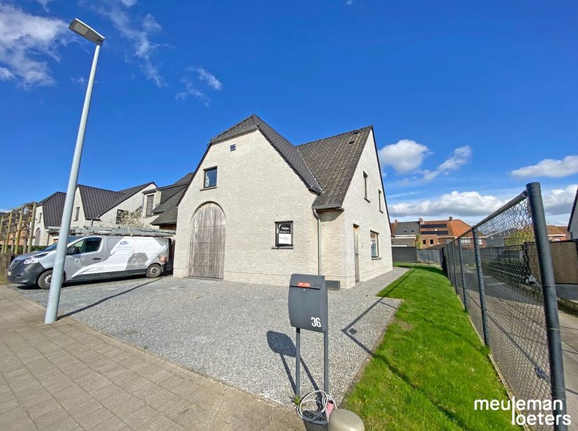 Deze schitterende kwalitatieve woning, voorzien van domotica, heeft een rustige doch centrale ligging te Ardooie, winkels en diensten zijn op wandelaf