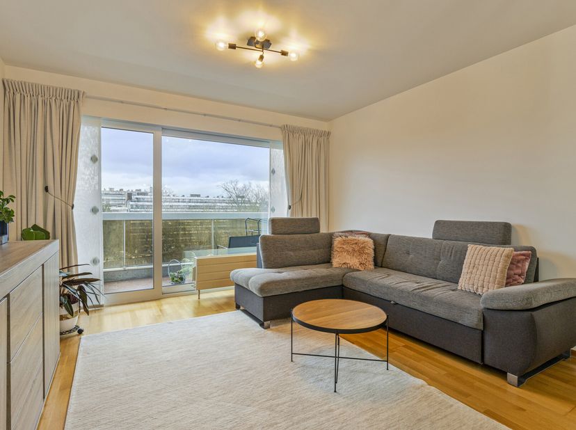 Gelegen op de 6e verdieping van de Missionarissenlaan 41, vindt u dit charmante appartement dat direct klaar is om uw nieuwe thuis te worden. De ruime