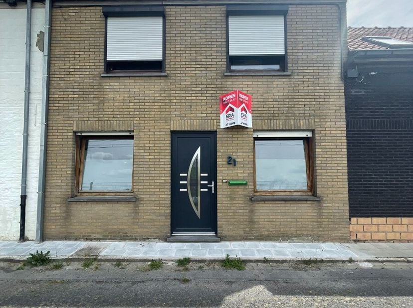 Te renoveren woning met veel mogelijkheden.Indeling:Op het gelijkvloers heb je de inkomhal, living met open keuken, badkamer, berging/wasruimte.Op het