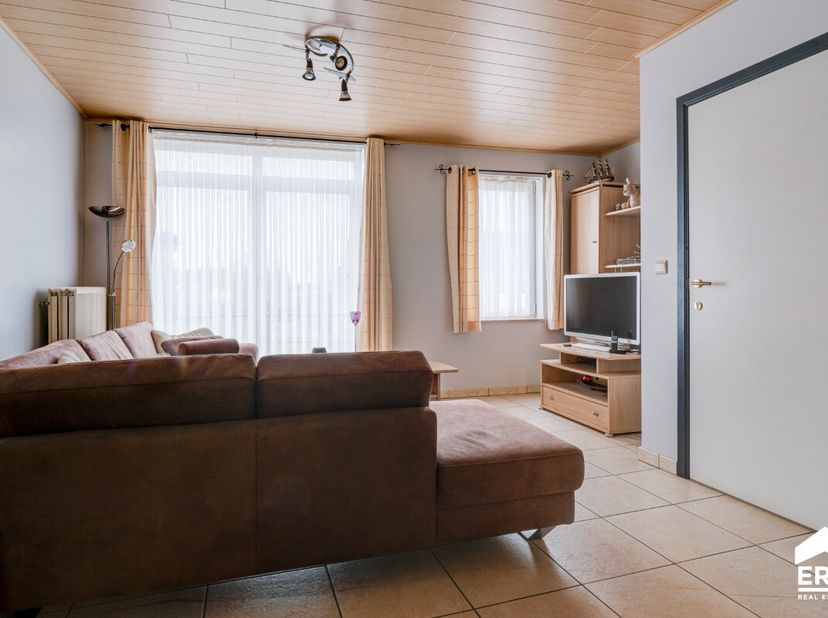 Appartement met 2 (mogelijk 3) slaapkamers, terras en garage gelegen in het rustige centrum van Houtvenne.Het appartement is gelegen in een kleinschal