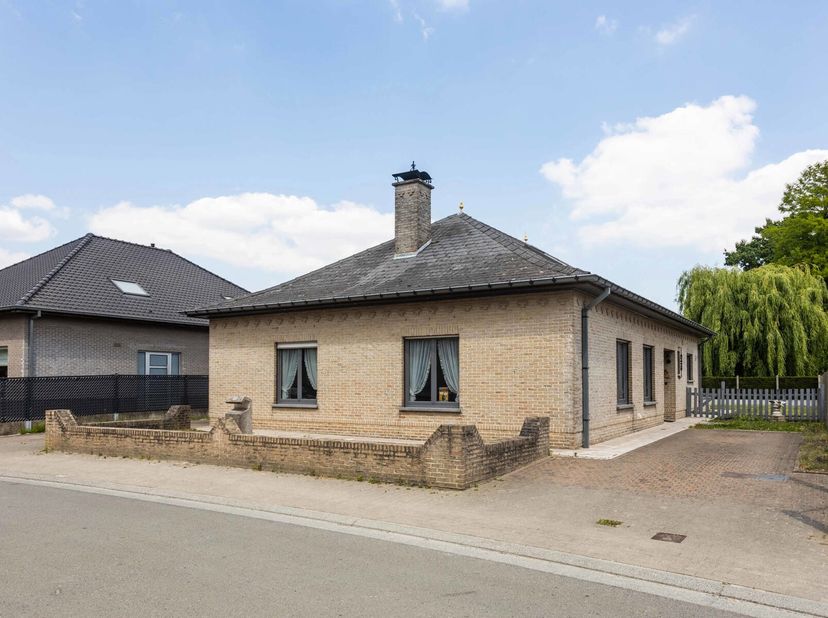 Cette spacieuse villa comprend au rez-de-chaussée un hall d&#039;entrée, des toilettes séparées, un vaste espace de vie, 3 chambres à coucher, un couloir,