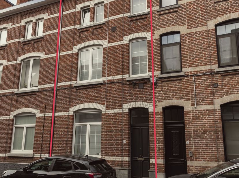 Cette spacieuse maison construite en 1918 a été entièrement rénovée ces dernières années pour devenir une maison familiale moderne et économe en énerg