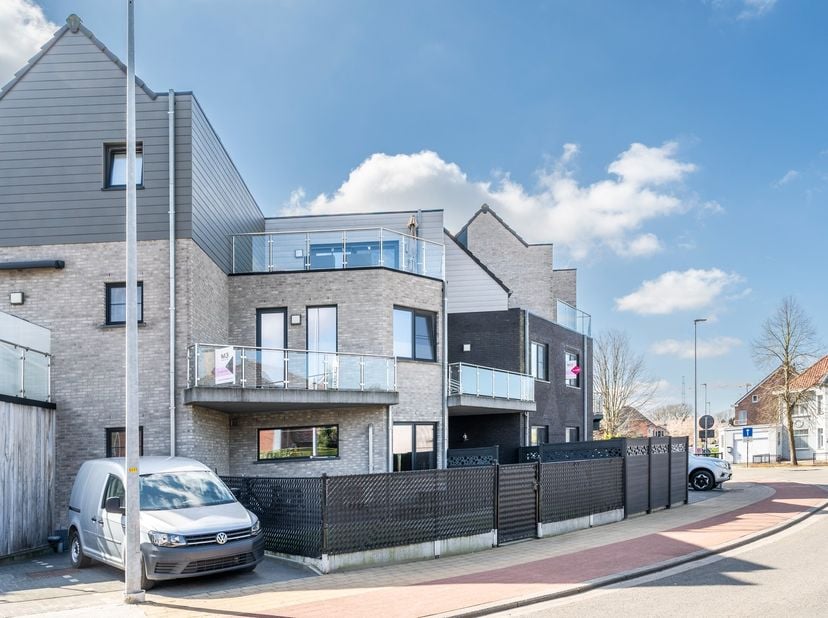 Ben je op zoek naar een stijlvol appartement vlak bij het bruisende centrum van Bornem? Dit gezellige appartement op de eerste verdieping verwelkomt j