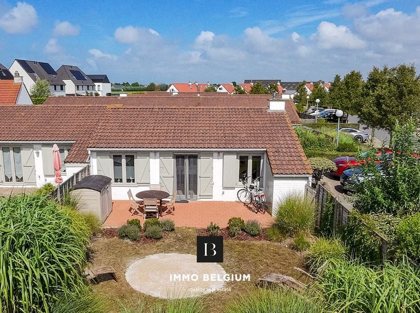 Deze goed onderhouden vakantiewoning bevindt zich op een rustig vakantiedomein in de charmante Belle Époque-badplaats De Haan. Zowel het commerciële c