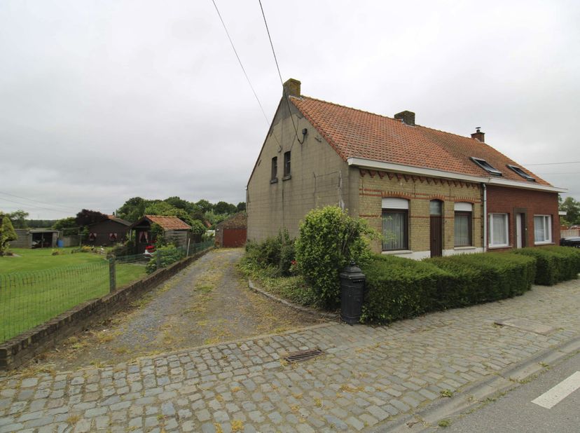 TE RENOVEREN HUIS OP GROOT PERCEEL LAND -  &lt;br /&gt;
POELKAPELLESTRAAT 17, STADEN -  &lt;br /&gt;
   &lt;br /&gt;
Indeling: inkom, leefruimte, keuken, badkamer, vera