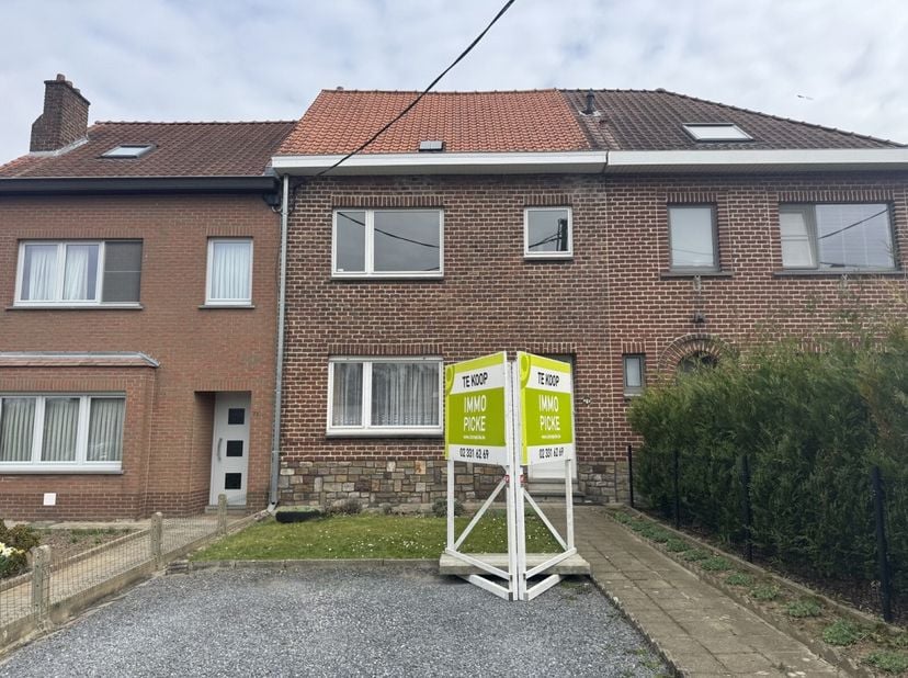 Immo Pické biedt U deze rustig gelegen woning aan in de nabijheid van winkels, scholen, openbaar vervoer en de belangrijkste verbindingswegen. Deze wo