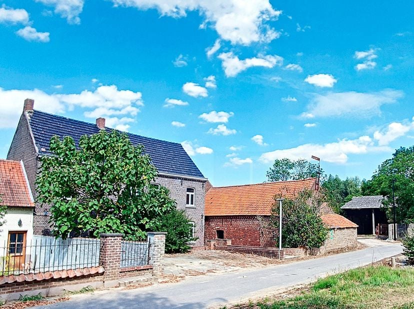Te koop,  te renoveren pastorijwoning met bijgebouwen te Maarkedal&lt;br /&gt;
&lt;br /&gt;
Te renoveren PASTORIJWONING / HOEVE MET VERSCHILLENDE BIJGEBOUWEN op e